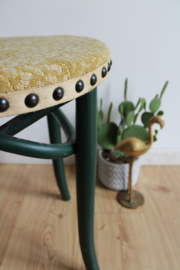 Groen vintage krukje met stoffen zitting. Houte retro kruk.