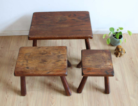 Set van 3 massief houten bijzet tafels. Vintage tafeltjes / mimiset / brutalist krukjes