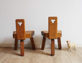 Houten vintage stoeltjes in Brutalist stijl. Massieve retro krukjes