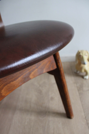 Houten vintage stoel met bruin skai leer. Mid Century eetkamerstoel