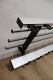 Brede vintage kapstok van metaal. Retro  design wandkapstok