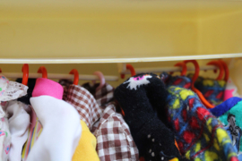 Vintage kledingkast voor Sindy (of Barbie) met inhoud. Retro speelgoed kast