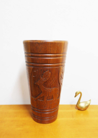 Unieke houten paraplubak met reliëf van een hert. Hoge Wabi Sabi pot