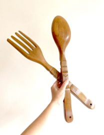 Groot houten retro bestek. Vintage wanddecoratie / Tiki lepel en vork