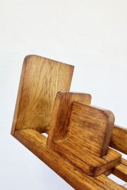 Brutalist wandplank met boekensteun. Houten vintage boekenplank