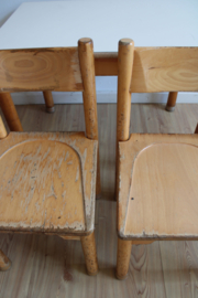 Houten vintage lessenaar met 2 stoeltjes. Retro Schilte tafel met schoolstoelen