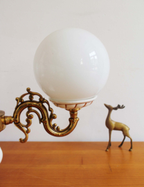 Goudkleurige vintage plafondlamp met witte bollen. Romantische kroonluchter