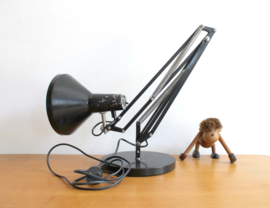 Zwarte vintage bureaulamp met zwenk arm. Industriele retro design lamp