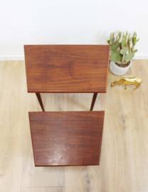 Houten vintage mimiset. 2 retro Mid Century tafeltjes / nesting tables