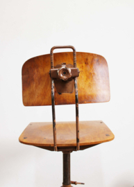 Vintage atelier / werkplaats stoel. Industriële retro tekenstoel.