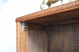 Antiek boekenkastje. Houten vintage kast met planken.