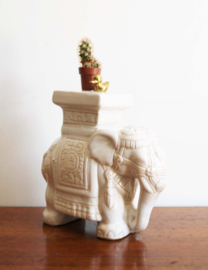 Vintage olifant van wit aardewerk. Retro olifanten beeldje / piedestal