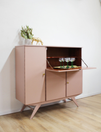 Houten vintage kast met barretje. Roze retro dressoir / secretaire