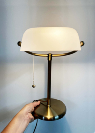 Witte klassieke bankiers/ notarislamp. Goudkleurige bureaulamp