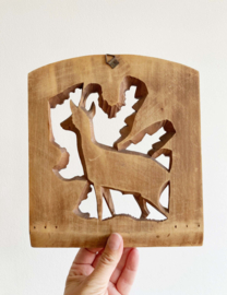 Houten vintage relief paneel van een hertje in het bos. Retro houtsnijwerk