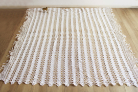 Prachtige grote witte vintage sprei. Gehaakte bohemien sier deken