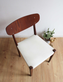 Houten vintage stoeltje. Mid Century retro slaapkamer stoel