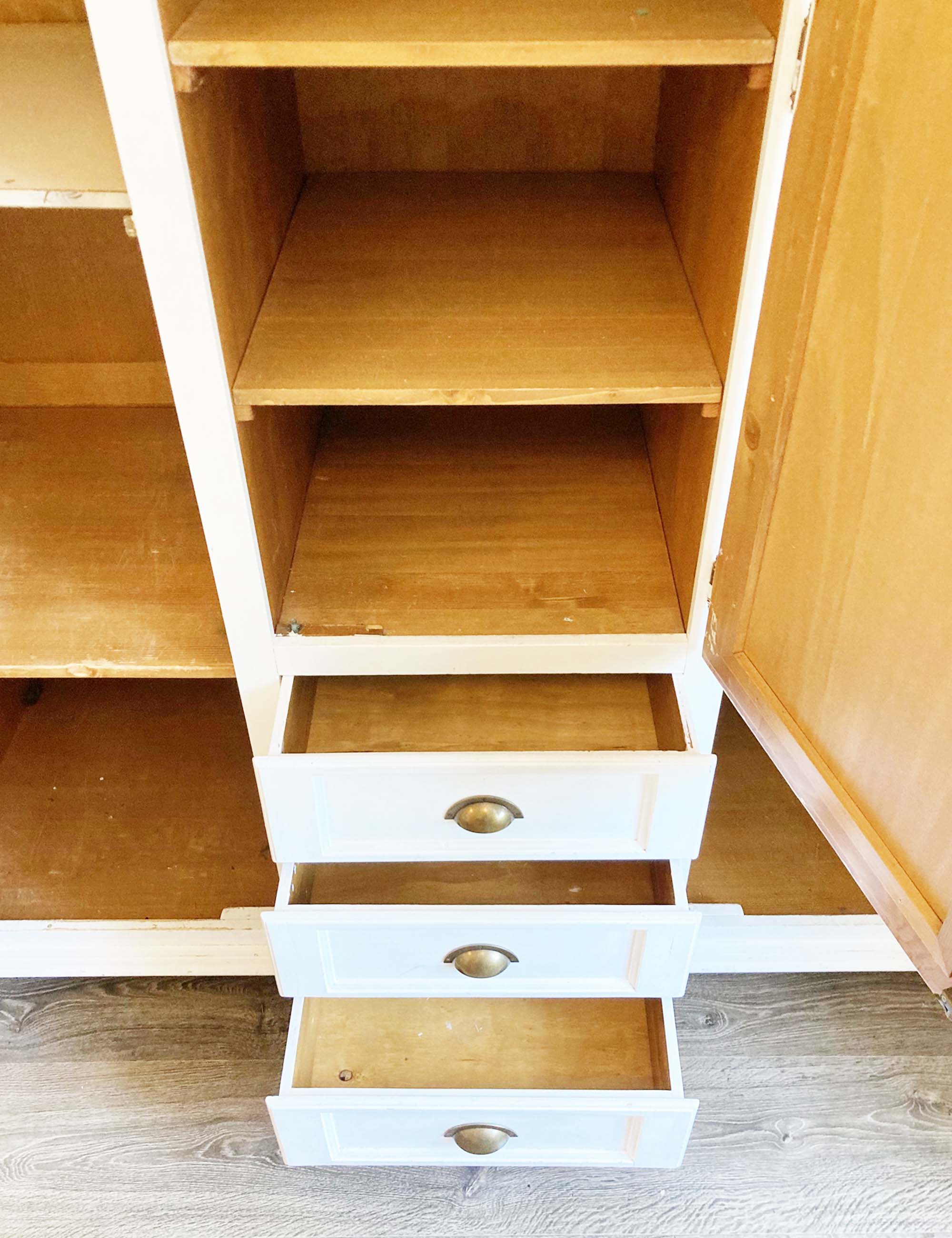 Grote witte vintage linnenkast. Houten brocante kast / kledingkast