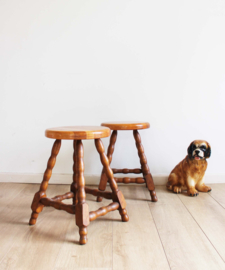 Set houten vintage krukjes. Twee tafeltjes / krukken met gedraaide poten