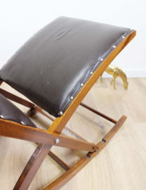 Houten retro schommelbankje. Vintage voetenbankje met bruine skai bekleding.