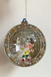 Blauwe vintage diorama kerstbal met kabouter. Kunststof retro kerstversiering.