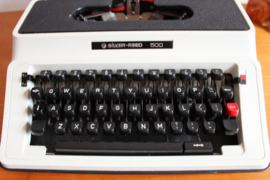 Vintage typmachine in zwarte koffer. Retro schrijfmachine, Silver Reed, Japan