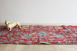 Oosterse rode vintage loper. Lang Boho tapijt / vloerkleed met bloemen