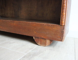 Antiek boekenkastje. Houten vintage kast met planken.