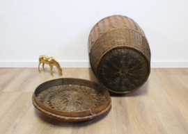 Grote vintage wicker mand met deksel. Rieten retro wasmand