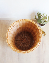 Vintage rotan mand van rotan. Retro rieten wasmand