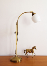 Goudkleurige bureaulamp met witte kap. Vintage tafellamp - Hollywood Regency