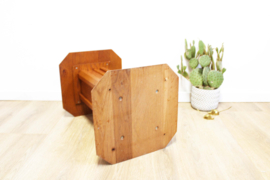 Massief houten vintange zuil. Wabi Sabi / Brutalist plantentafeltje.