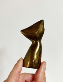 Klein vintage messing poesje.  Goudkleurige katten beeldje