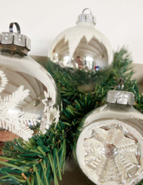 Set van 5 glazen vintage kerstballen, o.a. deukballen. Zilveren retro kerstversiering.