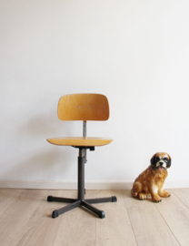 Industriële retro tekenstoel. Vintage atelier / werkplaats stoel