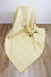 Grote gele vintage deken van Aabe. Wollen retro sprei - 183 x 235 cm.