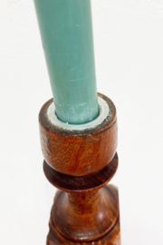Handgemaakte retro kaarsen houder. Houten vintage kandelaar