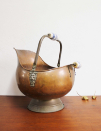 Grote antieke koperen kolenkit. Vintage bloempot / ketel met aardewerk handvat