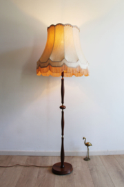 Royale vintage schemerlamp met kap. Retro vloerlamp a la oma.