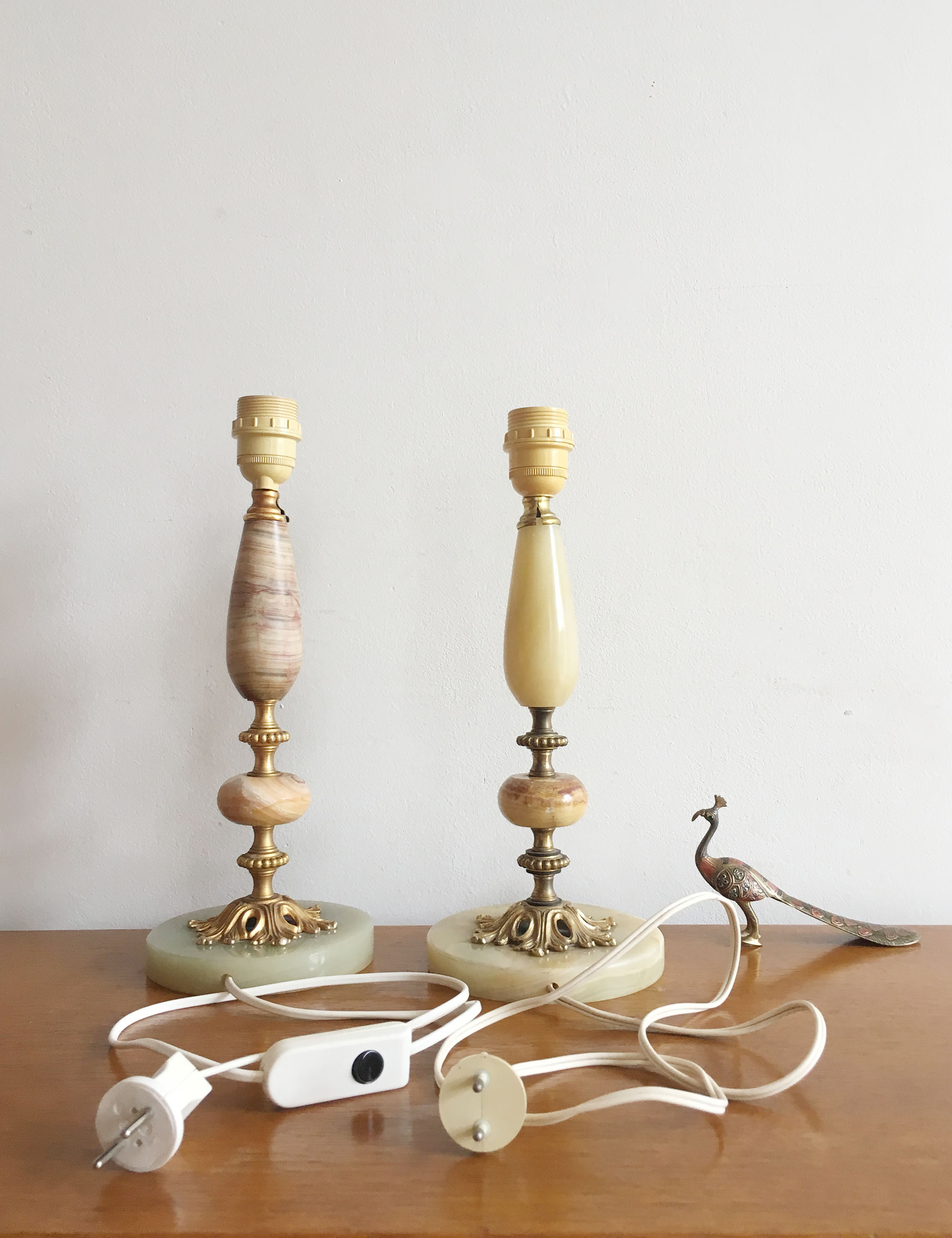 Set tafellampen in marmer look. Twee vintage lampjes van albast