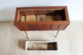 Houten vintage plantenbak. Mid-Century retro bloembak