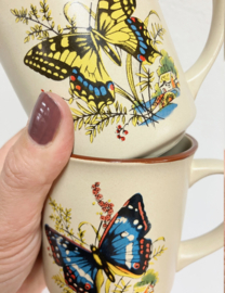 Set vintage theekoppen met vlinders. Twee aardewerk retro kopjes / mokken