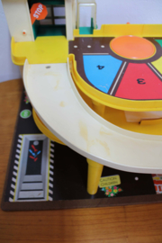 Vintage Fisher-Price garage met auto's en poppetjes. Retro speelgoed 930 - compleet