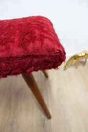 Vintage voetenbankje met rood pluche. Houten retro kruk/luiwammes