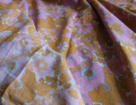 Vintage bloemetjes dekbedovertek met bloemen. Retro beddengoed