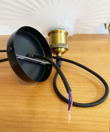 Wit vintage hanglampje van geribbeld glas. Glazen retro lampje