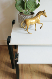 Zwart - witte vintage mimiset. Twee retro tafeltjes / nesting tables