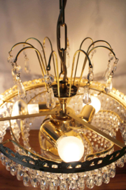 Goudkleurige kroonluchter met pegels in swirl. Hollywood Regency hanglamp