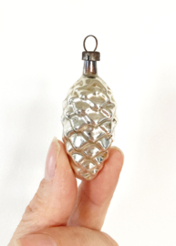 Klein glazen vintage dennenappeltje. Zilveren kerstornament