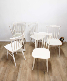 Set van 6 vintage spijlenstoelen. Houten witte retro stoelen